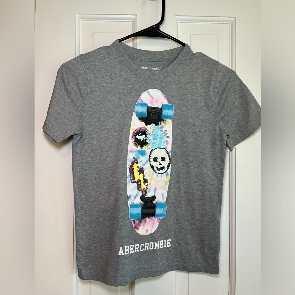 Abercrombie kids Skateboard Color changing Sequins graphic Gray Tee Size 9/10